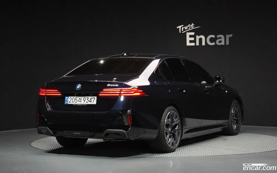 BMW 5 Series 530e M 2024 — миниатюра 2