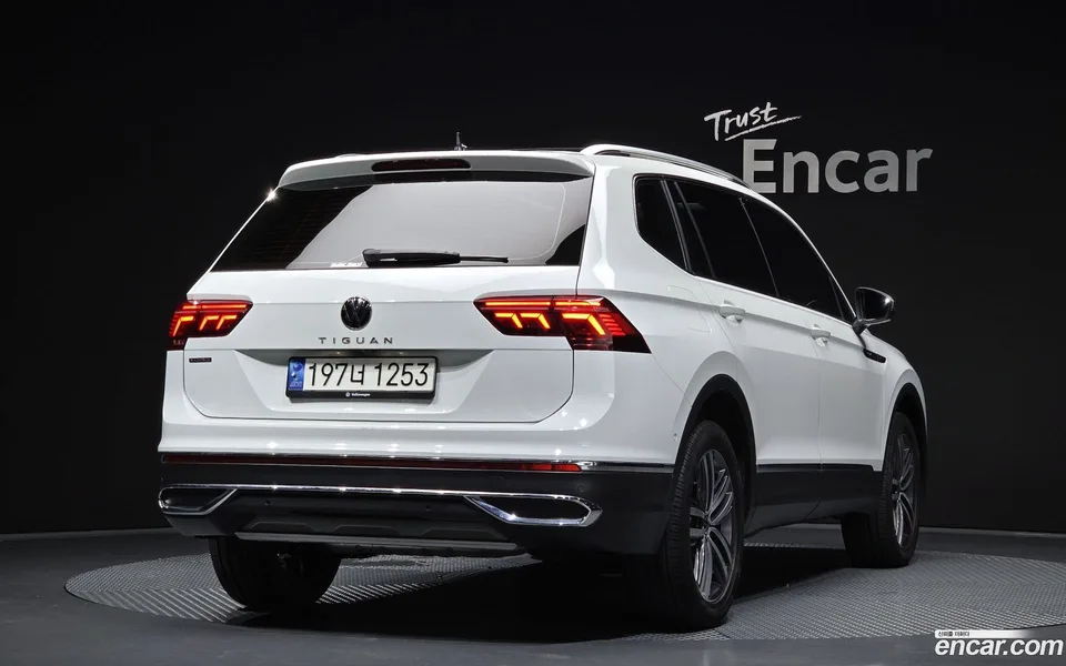 Volkswagen Tiguan Allspace 2.0 TSI 2023 — миниатюра 2