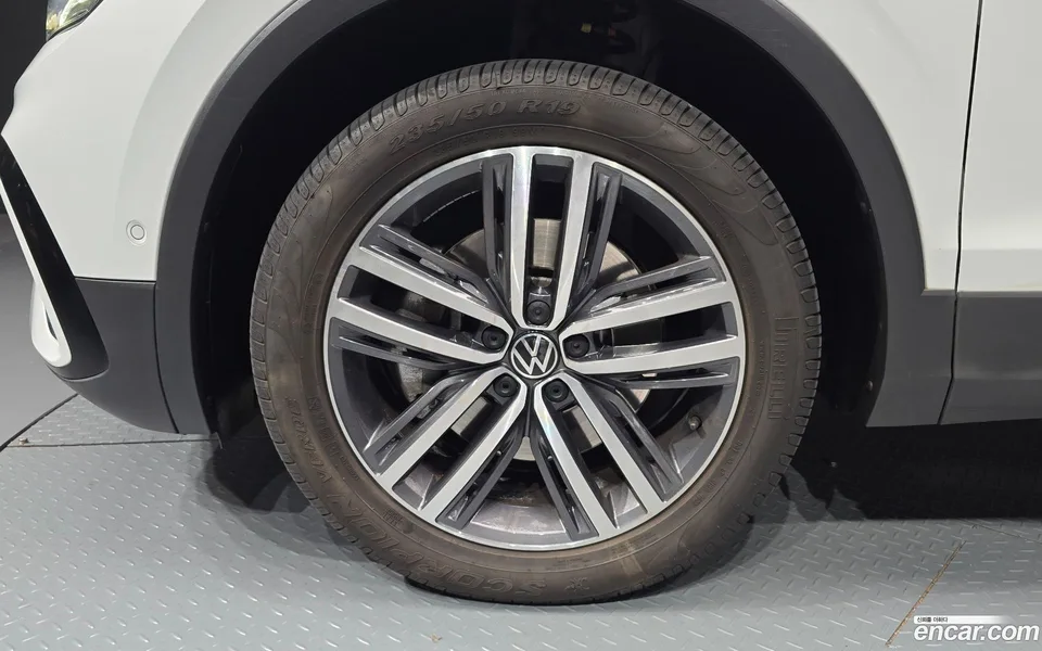 Volkswagen Tiguan Allspace 2.0 TSI 2023 — миниатюра 5
