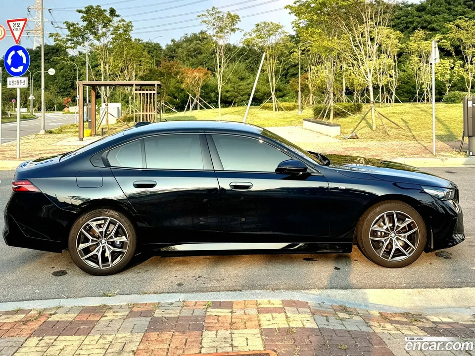 BMW 5 Series 520i M 2024 — миниатюра 2