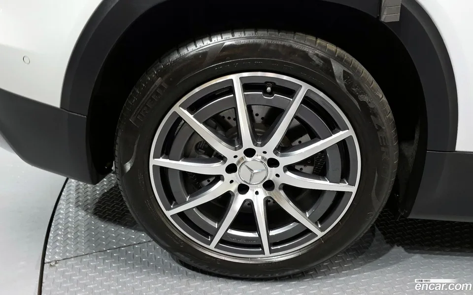 Mercedes-Benz GLB-Class AMG GLB35 4MATIC 2023 — миниатюра 5