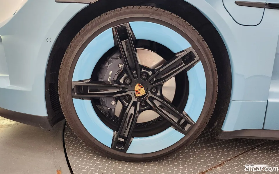 Porsche Taycan 2025 — миниатюра 2