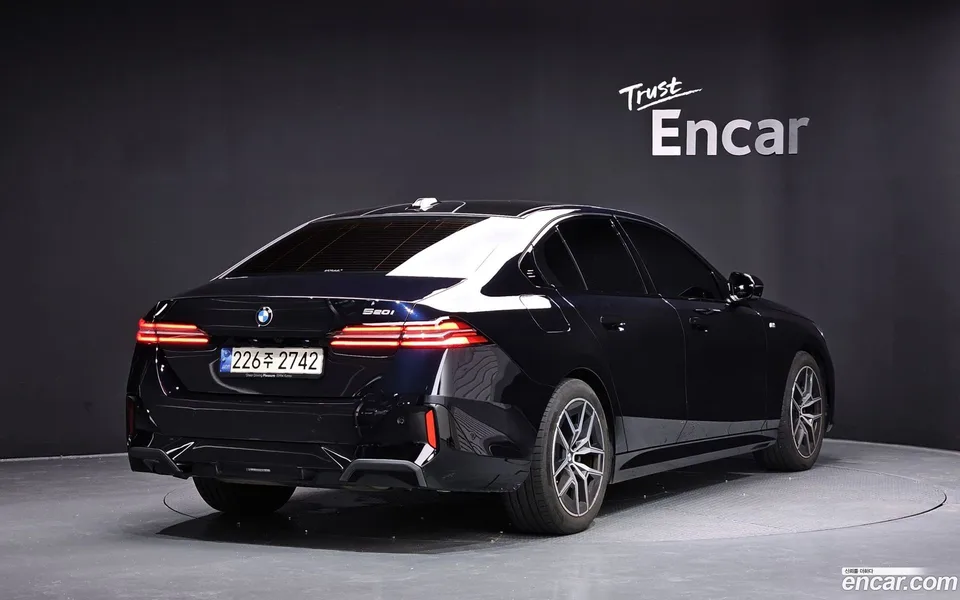 BMW 5 Series 520i M 2023 — миниатюра 2