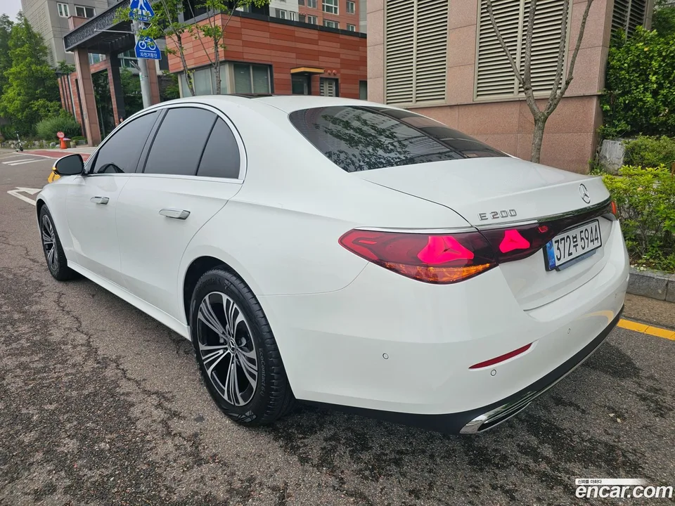 Mercedes-Benz E-Class E200 2025 — миниатюра 4