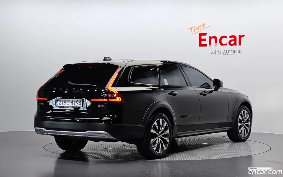 Volvo V90 Cross Country B5 AWD 2023 — миниатюра 2
