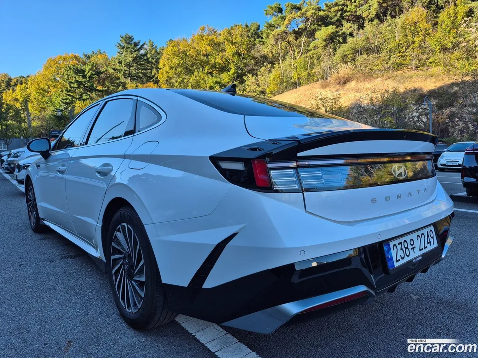 Hyundai Sonata The Edge Hybrid 2023 — миниатюра 2