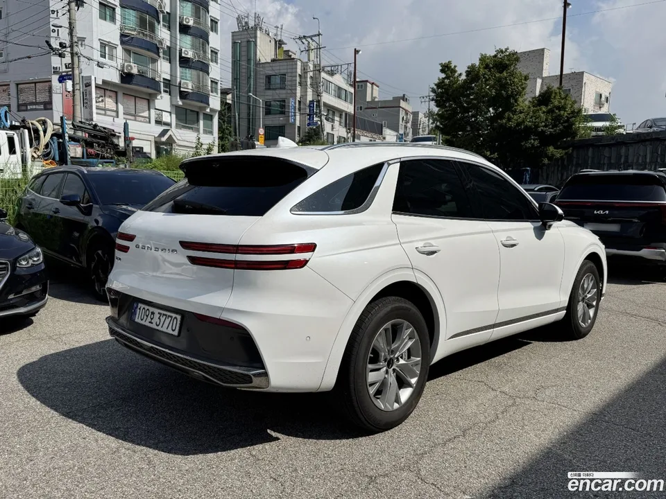 Genesis GV70 2.5T 2WD 2024 — миниатюра 2