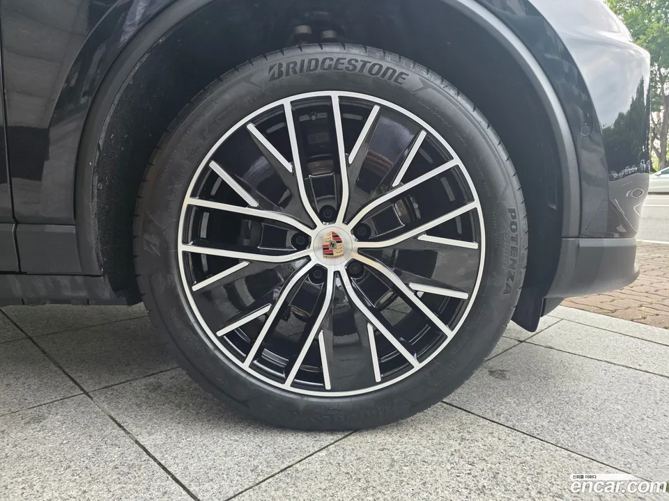 Porsche Macan Electric 4 2025 — миниатюра 2