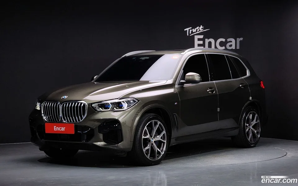 BMW X5 xDrive 40i M 2023 — фото 1, купить с доставкой в Москву