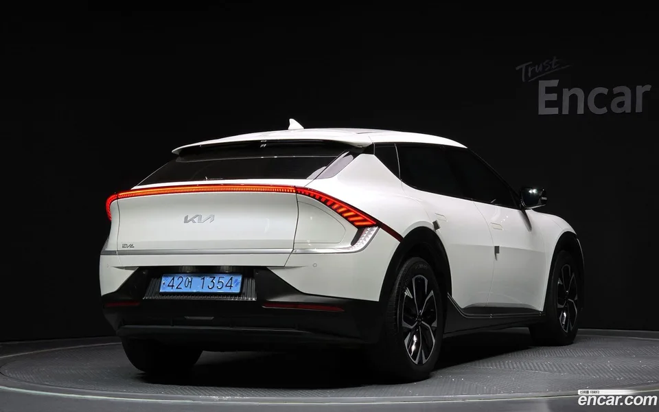 Kia EV6 2023 — миниатюра 2