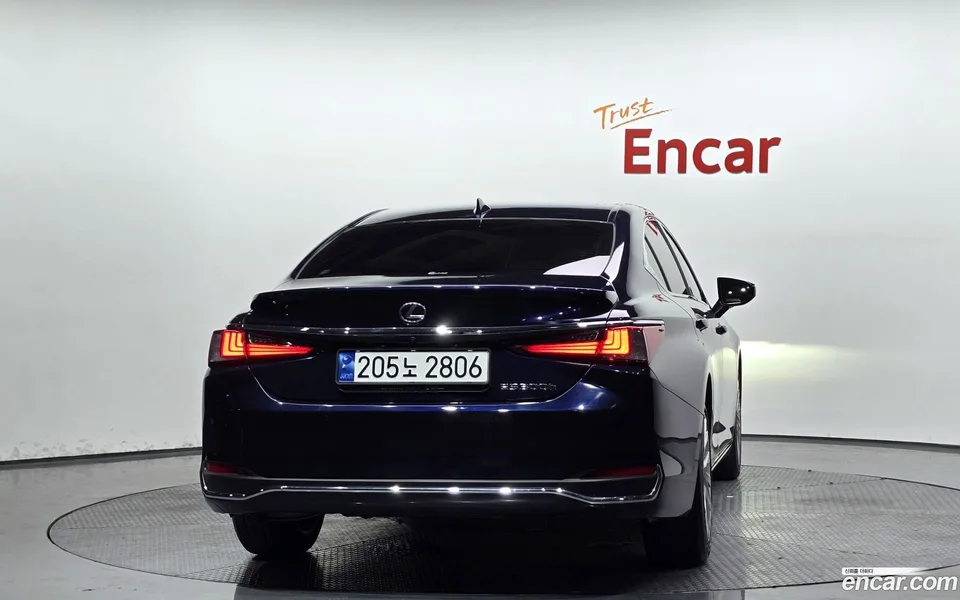 Lexus ES 300h 2023 — миниатюра 4
