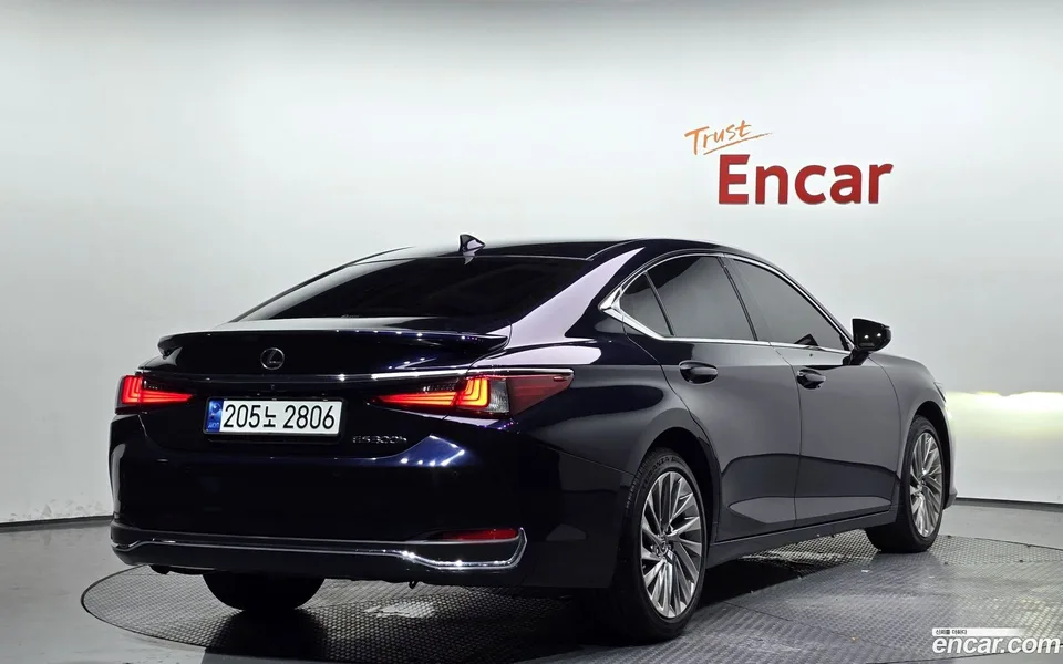 Lexus ES 300h 2023 — миниатюра 2
