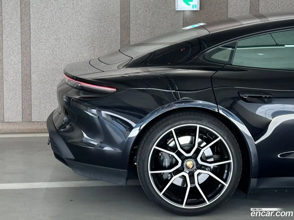Porsche Taycan 2024 — миниатюра 2
