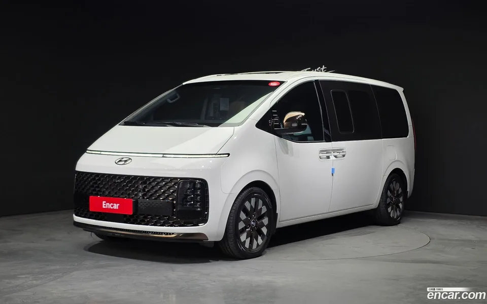 Hyundai Staria 4WD 7 2023 — фото 1, купить с доставкой в Москву