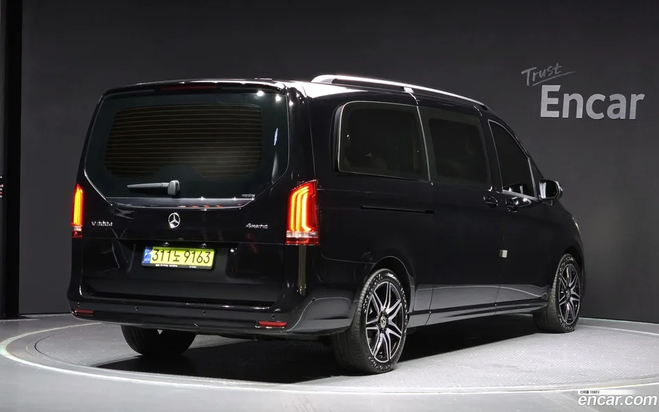 Mercedes-Benz V-Class V300 CDI 2023 — миниатюра 2