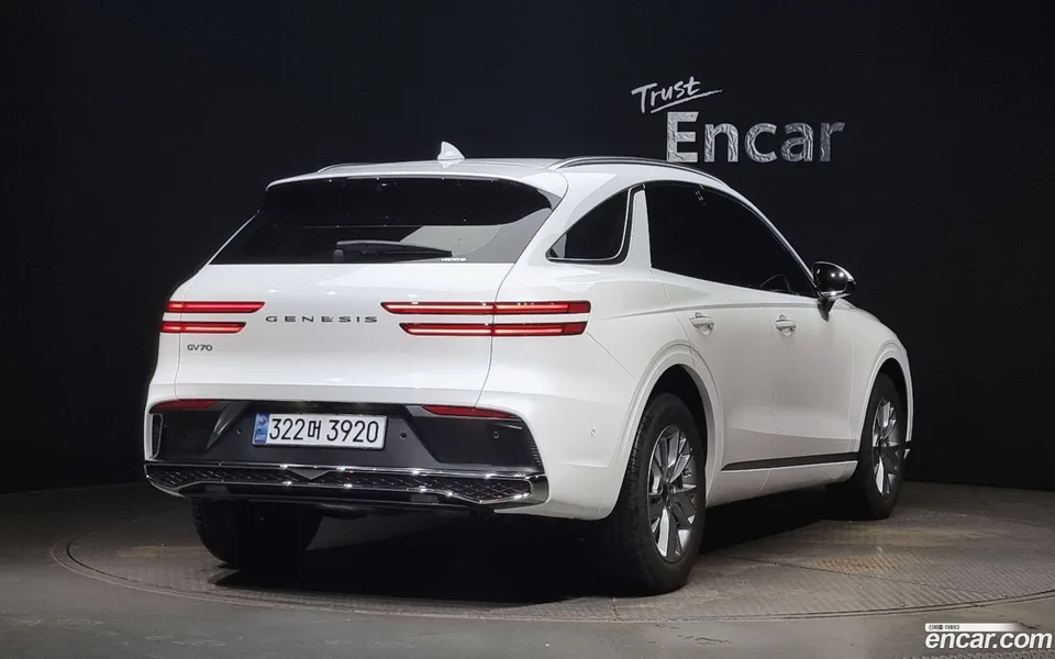 Genesis GV70 2.5T 2WD 2024 — миниатюра 2