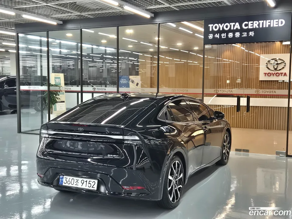 Toyota Prius 2.0 PHEV XSE 2023 — миниатюра 2