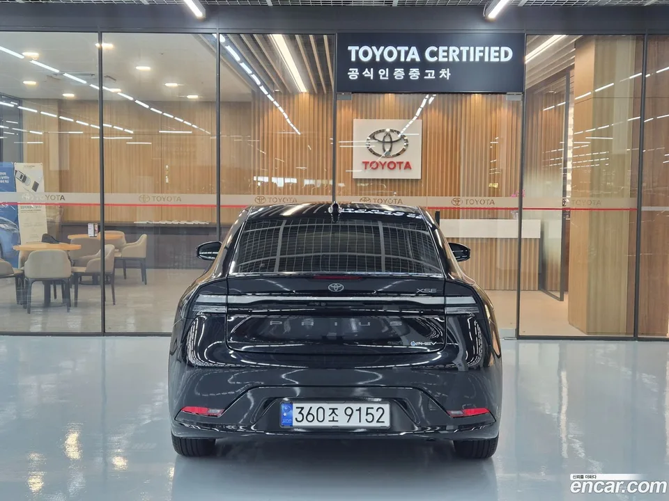 Toyota Prius 2.0 PHEV XSE 2023 — миниатюра 4
