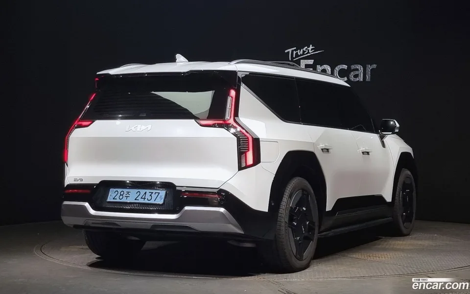 Kia EV9 4WD 2023 — миниатюра 2