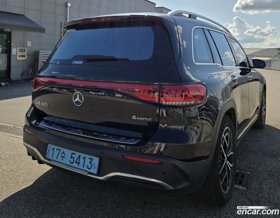 Mercedes-Benz EQB EQB300 4MATIC AMG 2023 — миниатюра 4