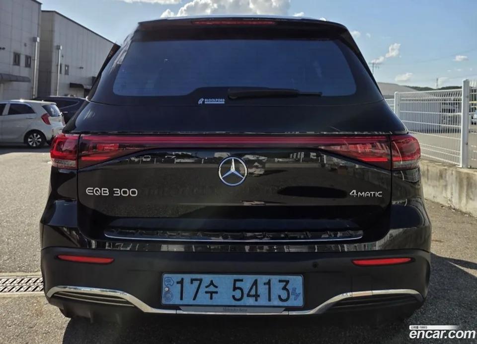 Mercedes-Benz EQB EQB300 4MATIC AMG 2023 — миниатюра 5