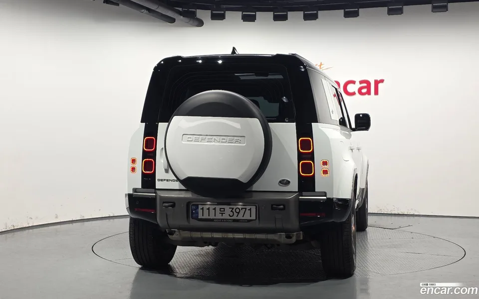 Land Rover Defender 110 P300 X- SE 2023 — миниатюра 4