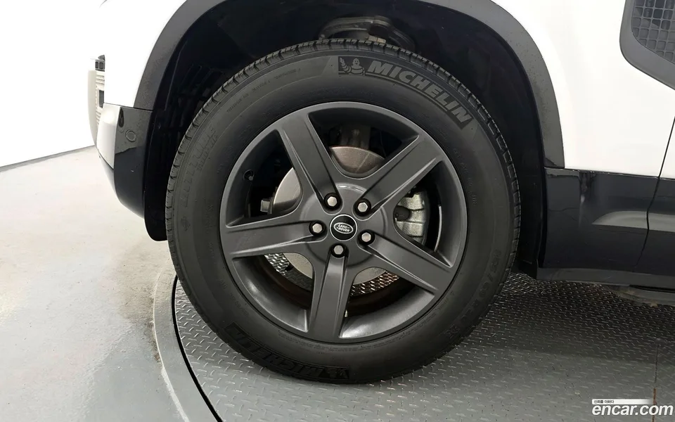 Land Rover Defender 110 P300 X- SE 2023 — миниатюра 5