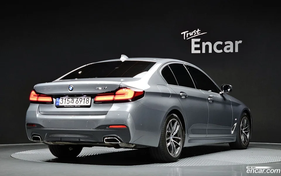 BMW 5 Series 520i M 2023 — миниатюра 2