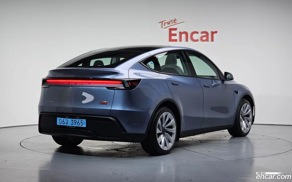 Tesla Model Y AWD 2025 — миниатюра 2