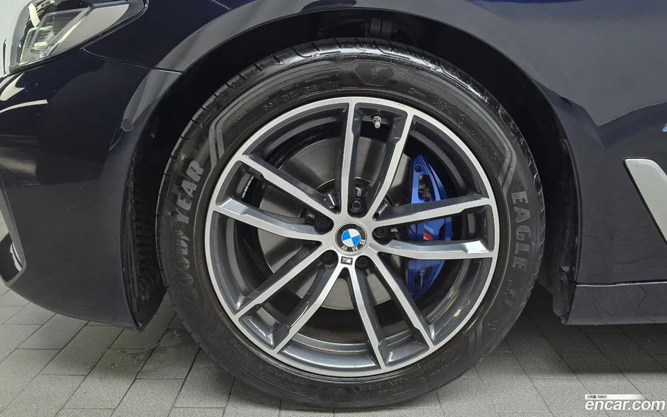 BMW 5 Series 520i M 2023 — миниатюра 5