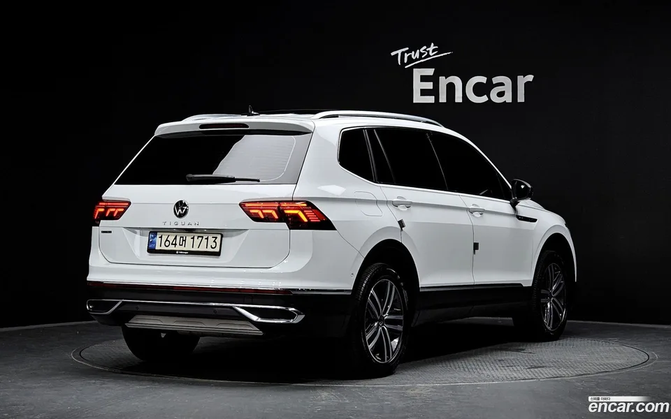 Volkswagen Tiguan Allspace 2.0 TSI 2023 — миниатюра 2
