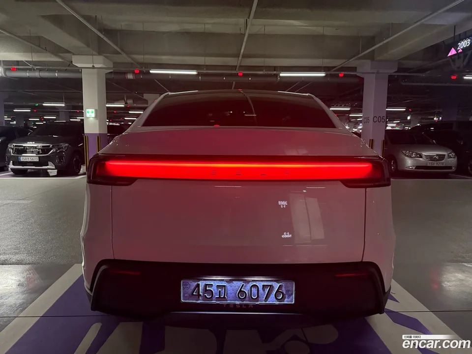 Tesla Model Y RWD 2025 — миниатюра 2