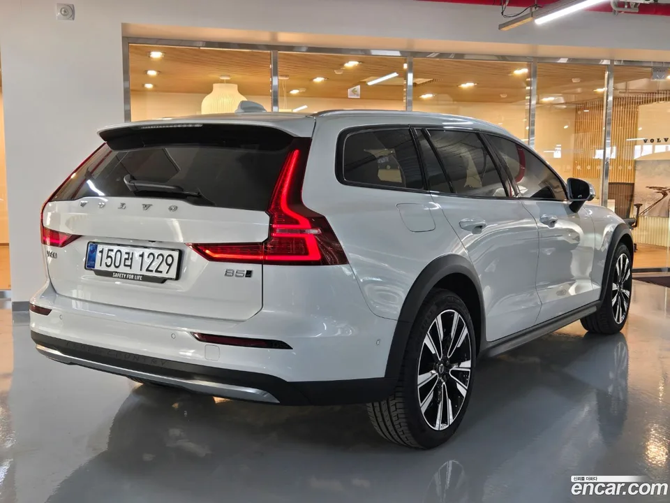 Volvo V60 Cross Country B5 AWD 2025 — миниатюра 2