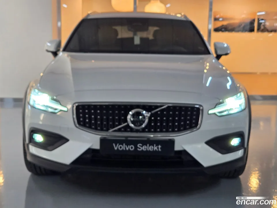 Volvo V60 Cross Country B5 AWD 2025 — миниатюра 3