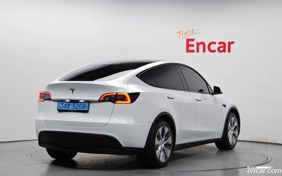 Tesla Model Y RWD 2023 — миниатюра 2