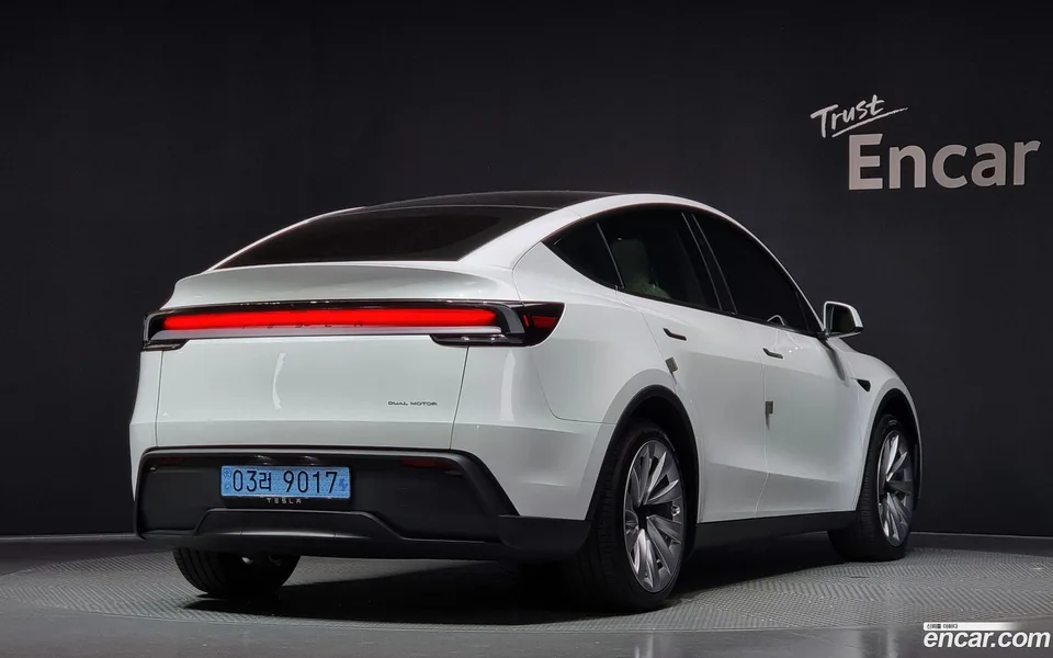 Tesla Model Y AWD 2025 — миниатюра 2