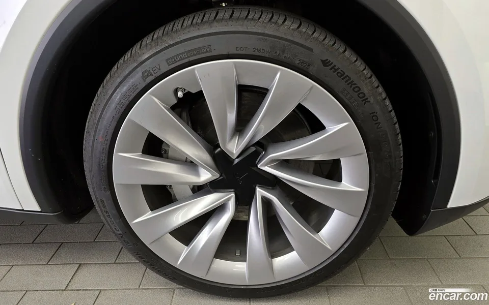 Tesla Model Y AWD 2025 — миниатюра 5