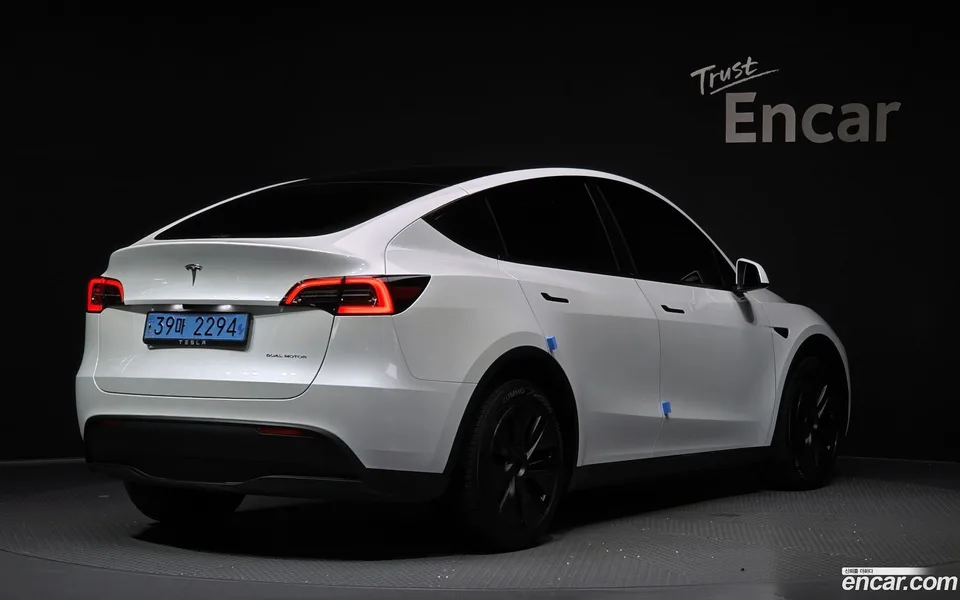 Tesla Model Y AWD 2024 — миниатюра 2