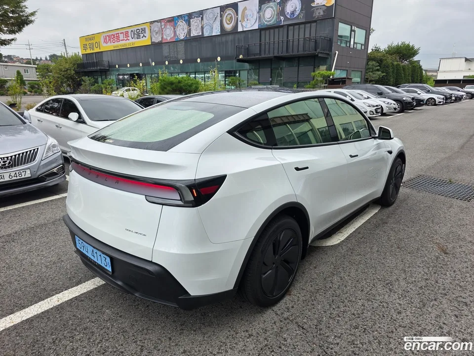 Tesla Model Y AWD 2025 — миниатюра 2