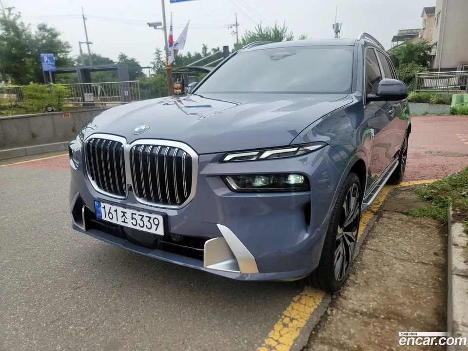 BMW X7 xDrive 40i 6 2023 — фото 1, купить с доставкой в Москву