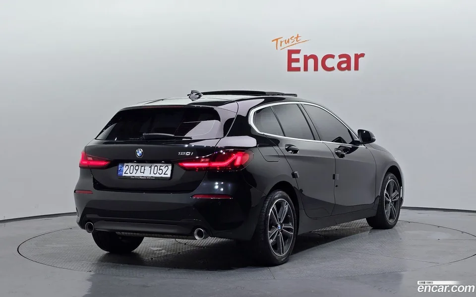 BMW 1 Series 120i 2023 — миниатюра 2