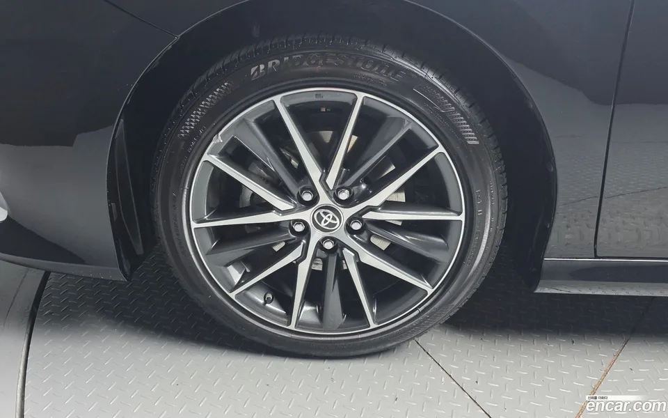 Toyota Camry 2.5 XLE 2023 — миниатюра 5