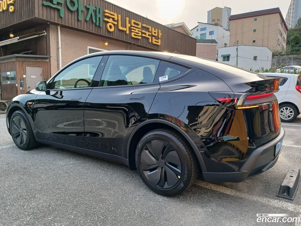Tesla Model Y RWD 2025 — миниатюра 5