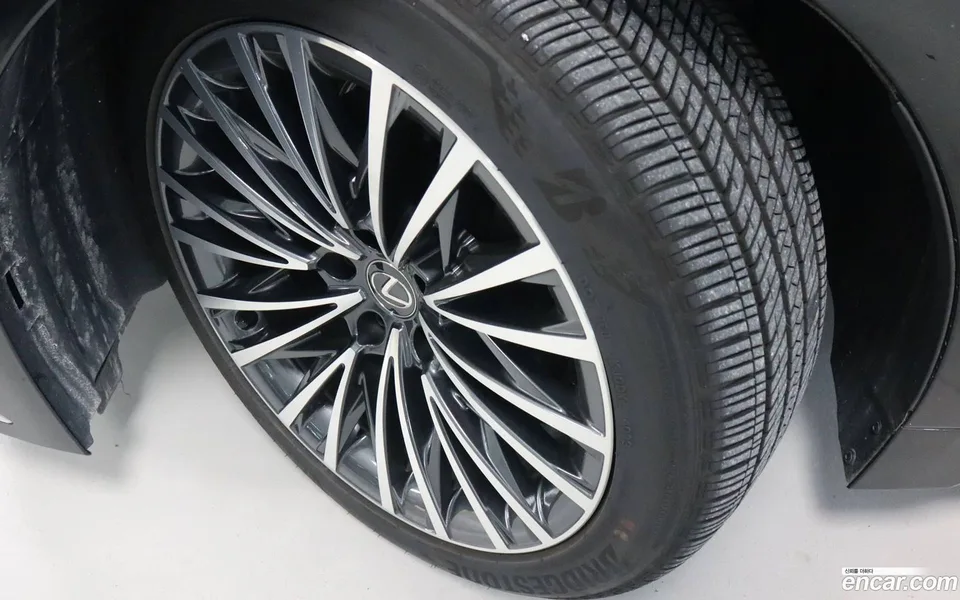 Lexus LS 500 3.5 AWD 2024 — миниатюра 5