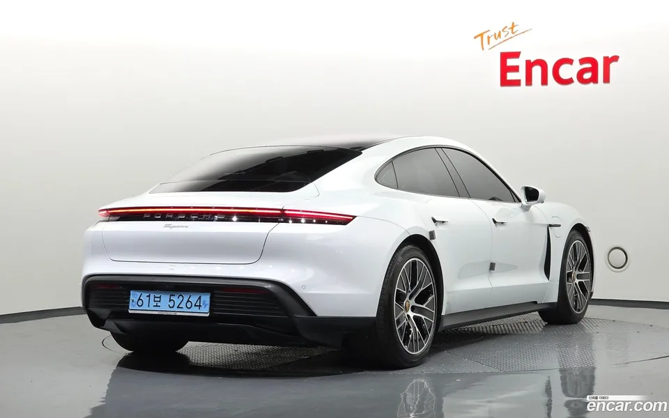 Porsche Taycan 2023 — миниатюра 2