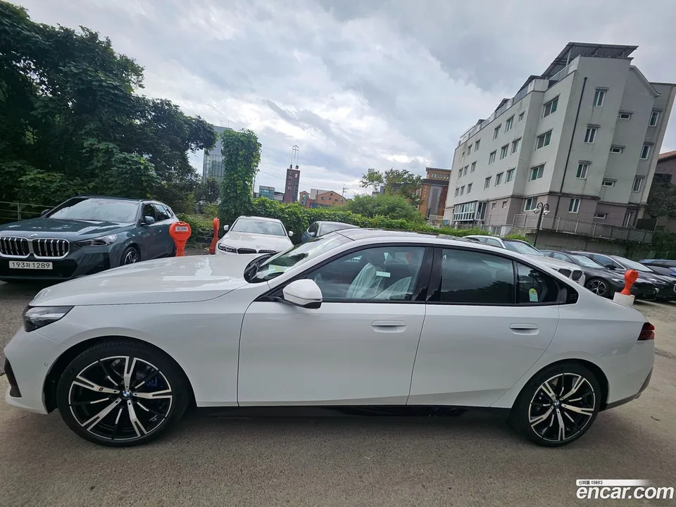 BMW 5 Series 530i xDrive M 2025 — миниатюра 3