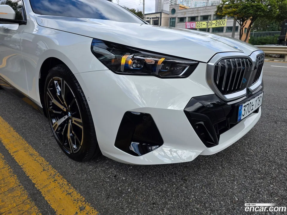 BMW 5 Series (G60) 530i xDrive M 2025 — фото 1, купить с доставкой в Москву