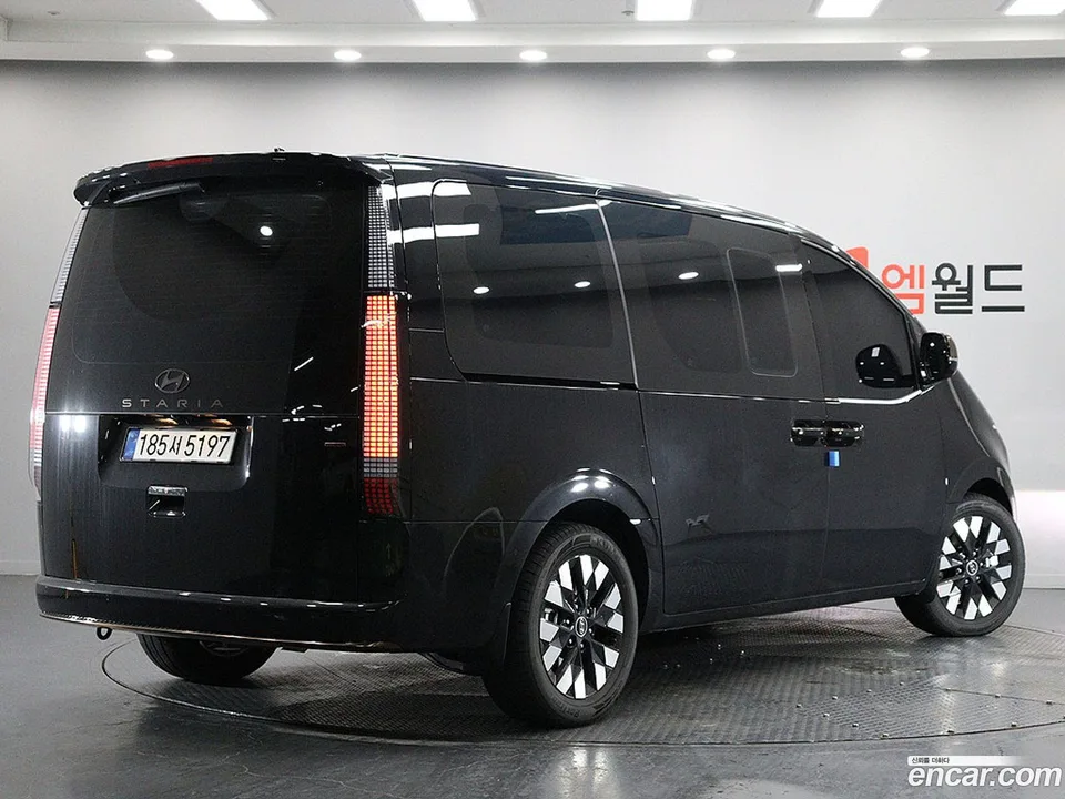 Hyundai Staria 4WD 7 2025 — миниатюра 3
