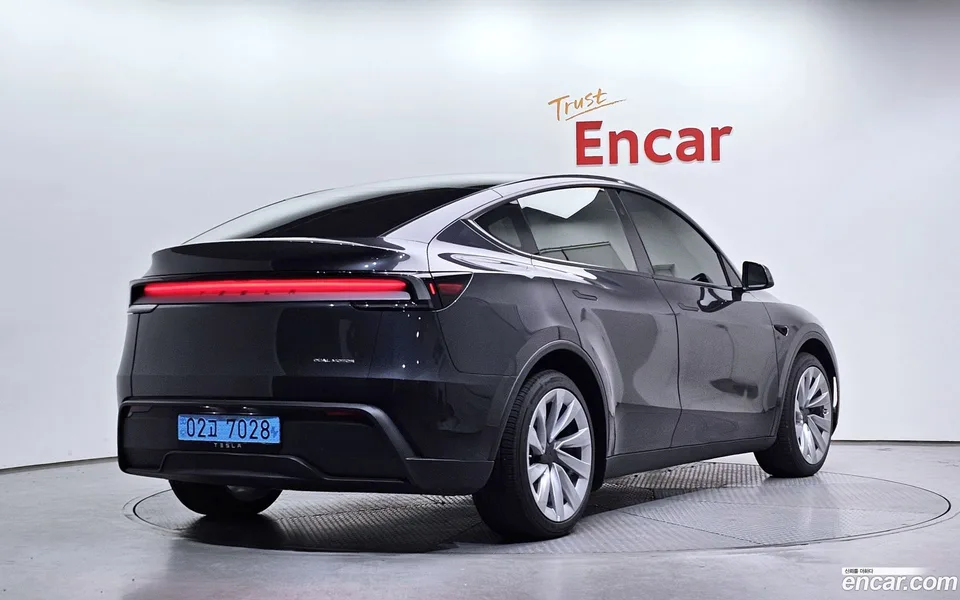 Tesla Model Y AWD 2025 — миниатюра 2
