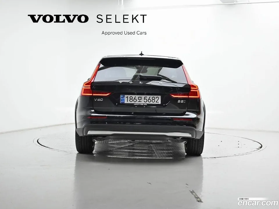 Volvo V60 Cross Country B5 AWD 2024 — миниатюра 4